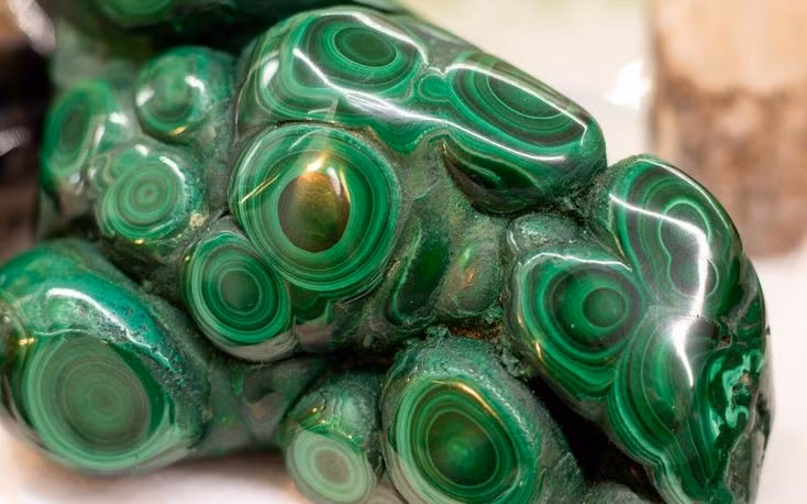 Được sử dụng từ thời Ai Cập cổ đại. Người Ai Cập dùng malachite để chế tác trang sức, nghiền làm bột phấn mắt và thậm chí trong nghi lễ tôn giáo. Ảnh: Pinterest.