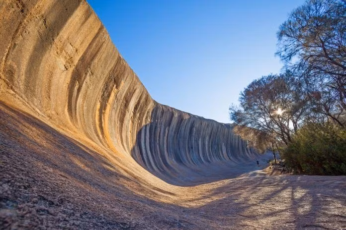 Gắn liền với văn hóa thổ dân. Đối với người thổ dân Ballardong Noongar, Wave Rock là địa điểm linh thiêng, gắn liền với truyền thuyết “Cầu vồng Rắn”. Ảnh: Pinterest.