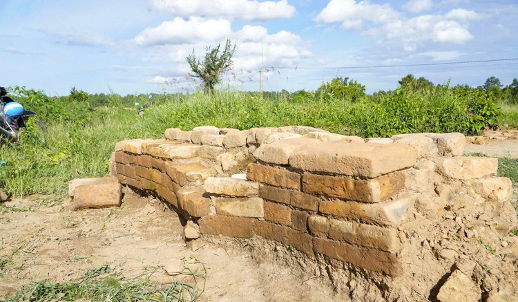 Phế tích đã bị tàn phá nhiều qua các thời kỳ, đặc biệt do hoạt động canh tác và khai thác gạch của con người, gây ảnh hưởng nghiêm trọng đến giá trị di sản. Ảnh: Trương Định / Báo Tiền Phong.