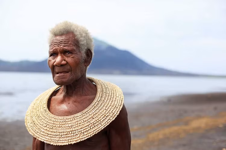 Sinh sống tập trung quanh bán đảo Gazelle. Người Tolai chủ yếu cư trú tại khu vực bán đảo Gazelle, phía đông đảo New Britain. Vị trí ven biển giúp họ phát triển mạnh nghề đánh bắt cá và giao thương truyền thống. Ảnh: garlandmag.com.