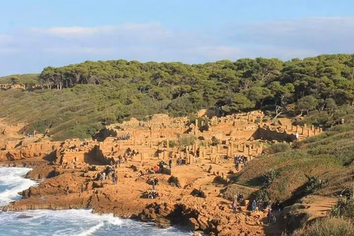 Tipasa là một trong những di tích La Mã quan trọng nhất Bắc Phi. Nhờ sự kết hợp giữa kiến trúc cổ, di tích tôn giáo và vị trí ven biển đặc biệt, Tipasa được xem là một trong những địa điểm khảo cổ La Mã nổi bật nhất ở Algeria và toàn khu vực Bắc Phi. Nơi đây giúp các nhà nghiên cứu hiểu rõ hơn về lịch sử đô thị cổ ở Địa Trung Hải. Ảnh: Pinterest.