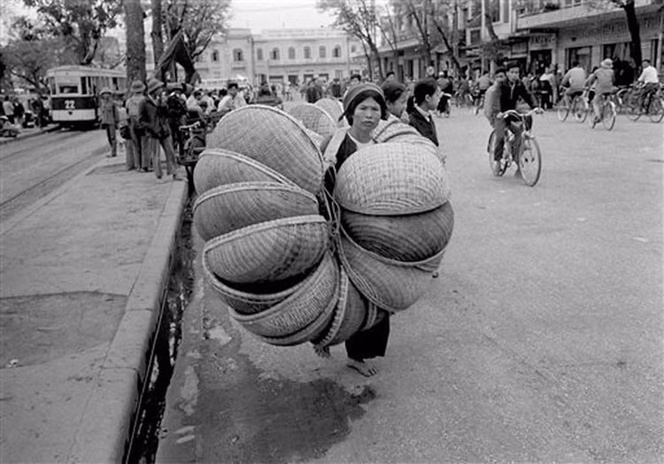 Khung cảnh ở bến tàu điện bờ hồ, nay là điểm dừng xe buýt đối diện tòa nhà "Hàm cá mập", 16/3/1973. Ảnh: Horst Faas / AP Photo.