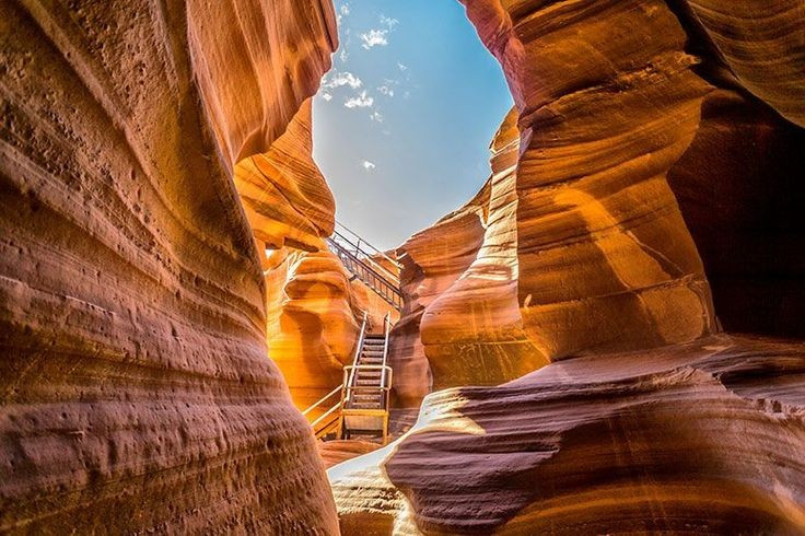 1. Được hình thành bởi dòng nước lũ. Qua hàng triệu năm, nước mưa và lũ quét đã bào mòn sa thạch, tạo nên những đường cong mềm mại đặc trưng. Ảnh: Pinterest.