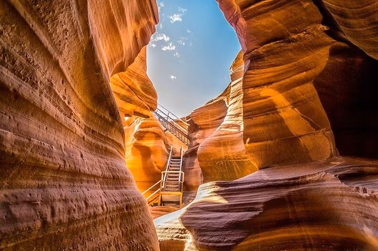 1. Được hình thành bởi dòng nước lũ. Qua hàng triệu năm, nước mưa và lũ quét đã bào mòn sa thạch, tạo nên những đường cong mềm mại đặc trưng. Ảnh: Pinterest.