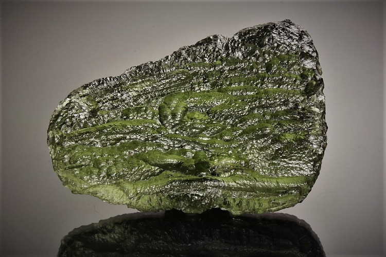 Được giới sưu tầm yêu thích. Ngày nay, Tektite trở thành đối tượng quý giá trong bộ sưu tập khoáng vật và thiên thạch, vừa mang giá trị khoa học vừa có tính thẩm mỹ cao. Ảnh: Pinterest.