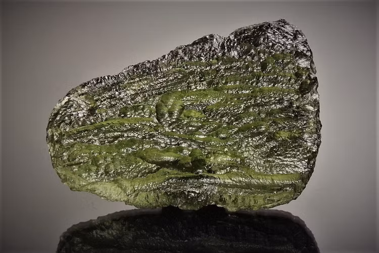 Được giới sưu tầm yêu thích. Ngày nay, Tektite trở thành đối tượng quý giá trong bộ sưu tập khoáng vật và thiên thạch, vừa mang giá trị khoa học vừa có tính thẩm mỹ cao. Ảnh: Pinterest.