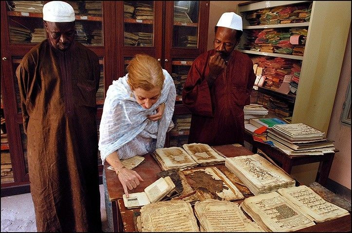 Bis heute sind mehr als 700.000 Manuskripte erhalten. Viele Dokumente wurden während Kriegen und Konflikten versteckt. Foto: Pinterest. Có hơn 700.000 bản thảo được lưu giữ đến nay. Nhiều tài liệu đã được cất giấu qua chiến tranh và xung đột. Ảnh: Pinterest.