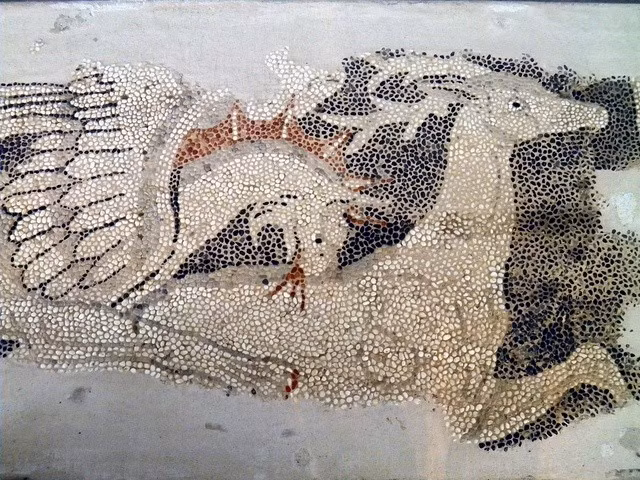 Ngày nay Pella là một điểm du lịch và khảo cổ nổi tiếng. Khu di tích Pella hiện nằm ở miền Bắc Hy Lạp và thu hút nhiều du khách yêu lịch sử. Ngoài các tàn tích ngoài trời, nơi đây còn có một bảo tàng trưng bày các hiện vật quý như tranh khảm, đồ gốm và tượng cổ, giúp tái hiện phần nào vẻ huy hoàng của kinh đô Macedonia xưa. Ảnh: Pinterest.