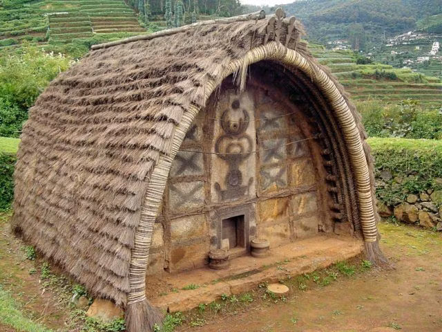 Đang đối mặt với nhiều thách thức hiện đại. Ngày nay, người Toda phải đối diện với sự thu hẹp đất chăn thả, biến đổi lối sống và ảnh hưởng của du lịch, khiến việc bảo tồn văn hóa truyền thống trở nên cấp thiết hơn bao giờ hết. Ảnh: Pinterest.