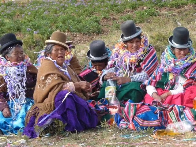 Có quan niệm thời gian rất độc đáo. Người Aymara nhìn nhận quá khứ ở phía trước vì “đã nhìn thấy”, còn tương lai ở phía sau vì “chưa thể thấy”, một cách tư duy hiếm gặp trong các nền văn hóa thế giới. Ảnh: Pinterest.