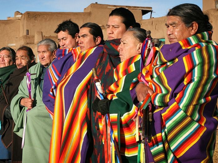 Tên gọi “Pueblo” bắt nguồn từ tiếng Tây Ban Nha. Người Tây Ban Nha dùng từ “pueblo” nghĩa là “ngôi làng” để chỉ các khu định cư kiên cố bằng đất của cư dân bản địa ở Tây Nam Bắc Mỹ. Ảnh: Pinterest.