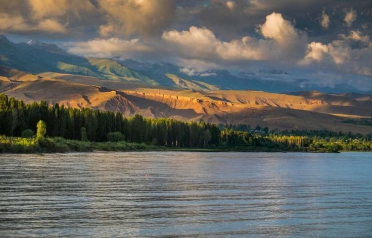 Có độ sâu hơn 660 mét. Đây là một trong những hồ sâu nhất hành tinh, nước trong suốt quanh năm. Ảnh: Pinterest.