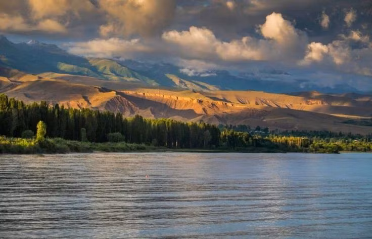 Có độ sâu hơn 660 mét. Đây là một trong những hồ sâu nhất hành tinh, nước trong suốt quanh năm. Ảnh: Pinterest.