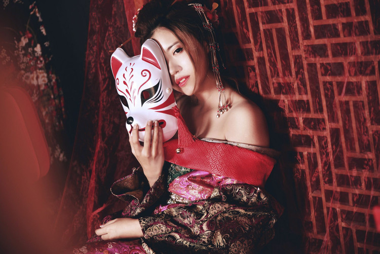 4. Gắn với yếu tố cám dỗ dục tính. Hồ ly tinh thường được xem là biểu tượng của sự mê hoặc, khiến người phàm mất lý trí khi say đắm chúng. Ảnh: Pinterest.