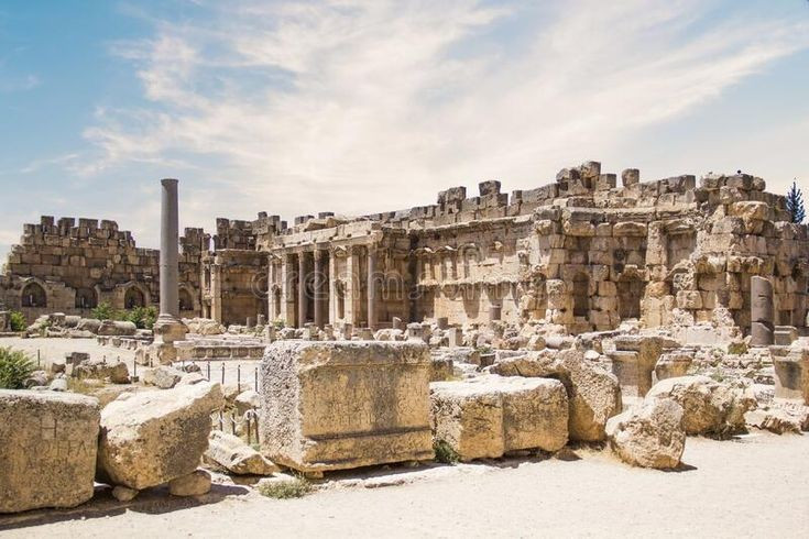 2. Tên Baalbek bắt nguồn từ thần Baal. Trước khi bị La Mã chiếm đóng, khu vực này từng là nơi thờ phụng thần Baal – vị thần bầu trời trong tôn giáo Canaan cổ đại. Ảnh: Pinterest.