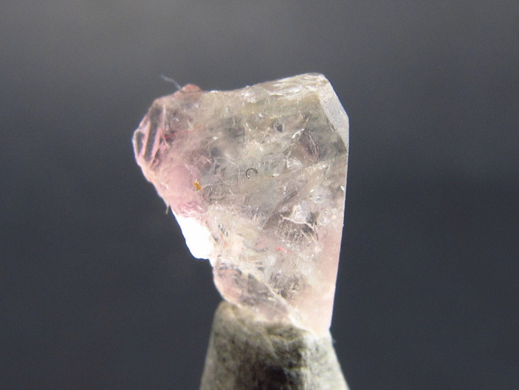 Là biểu tượng của vẻ đẹp thanh khiết và độc nhất. Giới sưu tầm xem Poudretteite như “viên đá của sự tình cờ hoàn hảo”. Ảnh: theglobalstone.com.