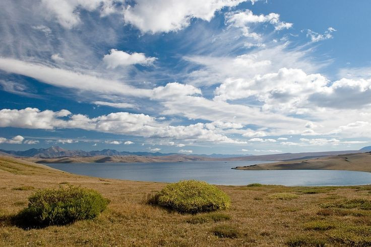 Hồ nước mặn lớn nhất Mông Cổ. Uvs Nuur có diện tích khoảng 3.350 km², là hồ nước mặn nội địa rộng nhất ở Mông Cổ và khu vực Trung Á. Ảnh: Pinterest.