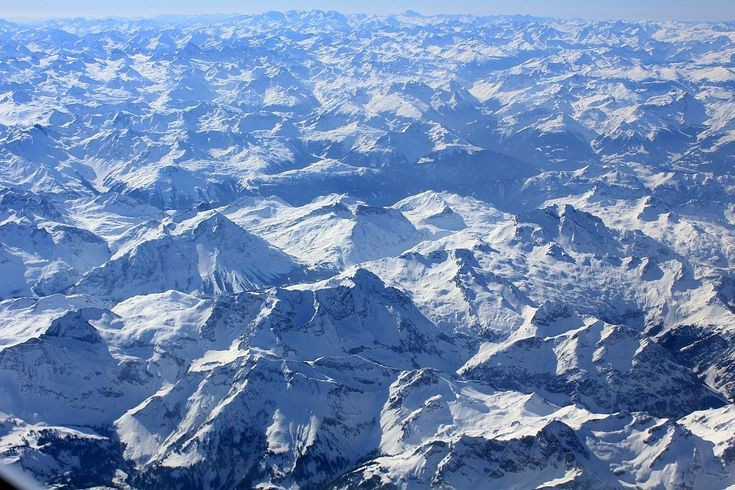 8. Đang chịu tác động mạnh mẽ từ biến đổi khí hậu. Nhiệt độ tăng khiến băng hà ở Alps tan nhanh, ảnh hưởng đến nguồn nước, du lịch và cả an ninh sinh thái trong khu vực. Ảnh: Pinterest.