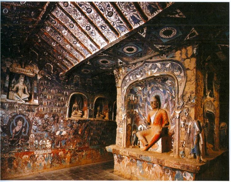 Phát hiện Thư khố động. Năm 1900, một hang nhỏ chứa hơn 50.000 bản kinh, tranh và tài liệu cổ đã được phát hiện, gây chấn động giới khảo cổ. Ảnh: Pinterest.