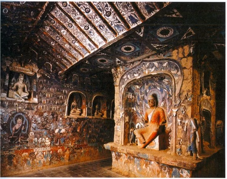 Phát hiện Thư khố động. Năm 1900, một hang nhỏ chứa hơn 50.000 bản kinh, tranh và tài liệu cổ đã được phát hiện, gây chấn động giới khảo cổ. Ảnh: Pinterest.