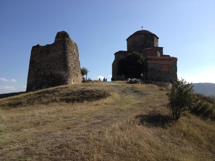 Cái nôi của Kitô giáo Georgia. Mtskheta gắn liền với sự kiện cải đạo sang Kitô giáo vào thế kỷ 4 dưới triều vua Mirian III. Thánh nữ Nino được cho là đã truyền bá đức tin tại đây, đặt nền móng cho Kitô giáo trở thành quốc giáo của Georgia. Ảnh: Pinterest.