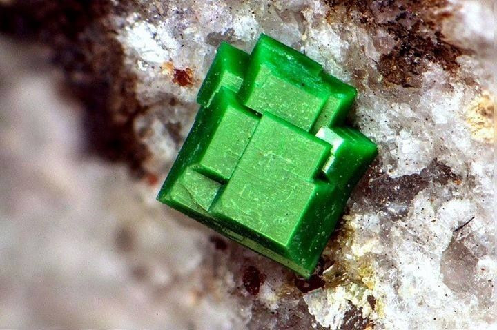Là khoáng vật chứa uranium. Thành phần hóa học của torbernite có uranium, khiến nó có tính phóng xạ tự nhiên. Ảnh: Pinterest.