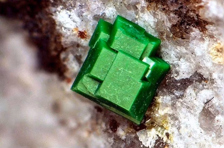 Là khoáng vật chứa uranium. Thành phần hóa học của torbernite có uranium, khiến nó có tính phóng xạ tự nhiên. Ảnh: Pinterest.