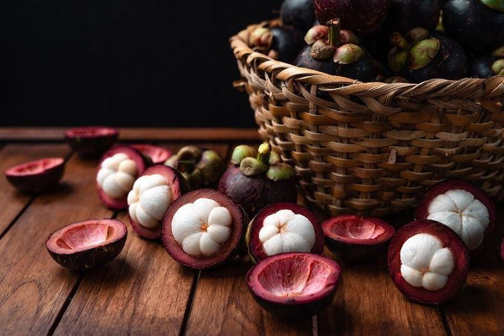 Cây măng cụt có thể sống và cho trái rất lâu. Một cây măng cụt trưởng thành có thể sống hàng chục năm và tiếp tục cho trái trong thời gian dài nếu được chăm sóc tốt. Trong các vườn cây lâu năm ở Đông Nam Á, có những cây măng cụt được ghi nhận vẫn ra quả sau nhiều thập kỷ. Ảnh: Pinterest.