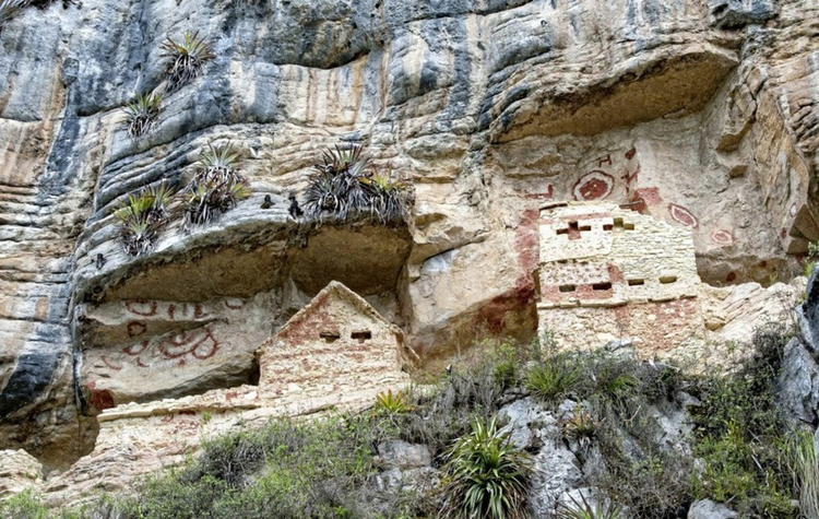 1. Lăng mộ được xây dựng trên vách núi hiểm trở. Người Chachapoya đặt các lăng mộ ở những vị trí gần như không thể tiếp cận, treo lơ lửng bên vách đá dựng đứng nhằm tránh sự xâm phạm từ kẻ thù và động vật hoang dã. Ảnh: Pinterest.