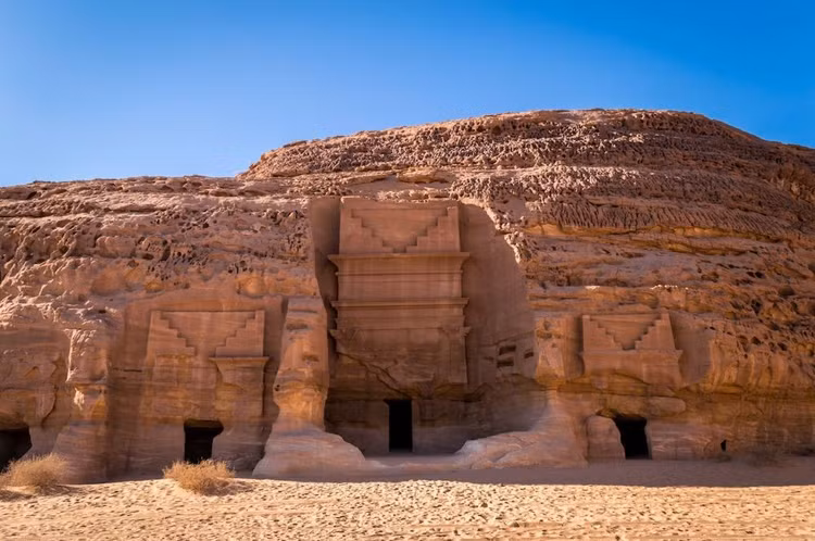 Sự trừng phạt mang tính biểu tượng. Theo truyền thuyết, sau khi không nghe theo lời cảnh báo, dân tộc này đã bị hủy diệt bởi một thảm họa, thường được mô tả là âm thanh dữ dội hoặc thiên tai. Ảnh: Pinterest.