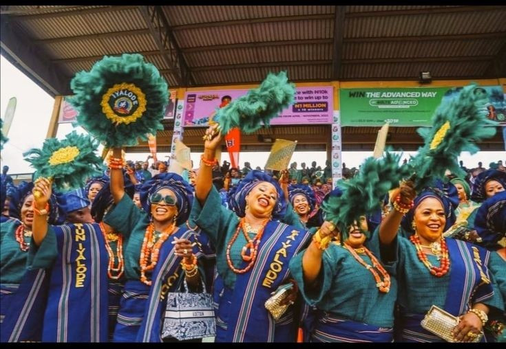 Bản sắc văn hóa bền bỉ trong xã hội hiện đại. Dù chịu nhiều tác động của đô thị hóa và toàn cầu hóa, người Yoruba vẫn giữ gìn ngôn ngữ, lễ hội và cấu trúc cộng đồng truyền thống, tạo nên sự liên tục văn hóa hiếm có. Ảnh: Pinterest.