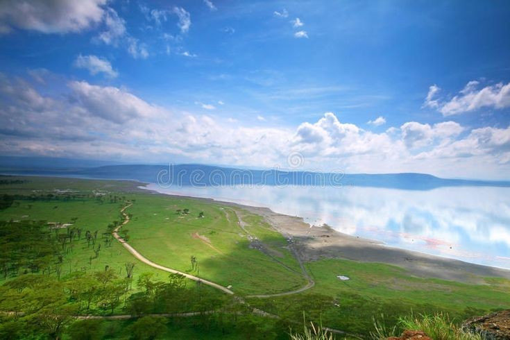 1. Nằm trong Thung lũng Lớn. Hồ Nakuru tọa lạc tại Thung lũng tách giãn Lớn của Kenya, khu vực nổi tiếng với nhiều hồ kiềm và cảnh quan ngoạn mục. Ảnh: Pinterest.