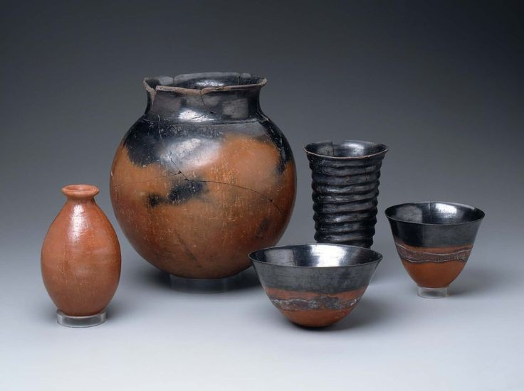 Nghệ thuật gốm đạt trình độ cao. Đồ gốm Kerma nổi tiếng với lớp phủ đen đỏ bóng mịn, kỹ thuật nung tinh vi và hình thức thẩm mỹ độc đáo, được giới khảo cổ đánh giá rất cao. Ảnh: Pinterest.