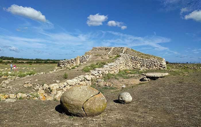 Cấu trúc mang dấu ấn nghi lễ tôn giáo cổ xưa. Các nhà nghiên cứu cho rằng Monte d’Accoddi là một bệ thờ ngoài trời, nơi diễn ra nghi lễ hiến tế hoặc thờ các hiện tượng tự nhiên như Mặt Trời và bầu trời. Ảnh: Pinterest.