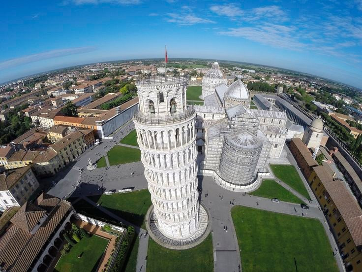 Từng có nguy cơ sụp đổ. Vào cuối thế kỷ 20, độ nghiêng đạt tới hơn 5 độ khiến các chuyên gia phải can thiệp khẩn cấp để gia cố nền móng. Ảnh: Pinterest.