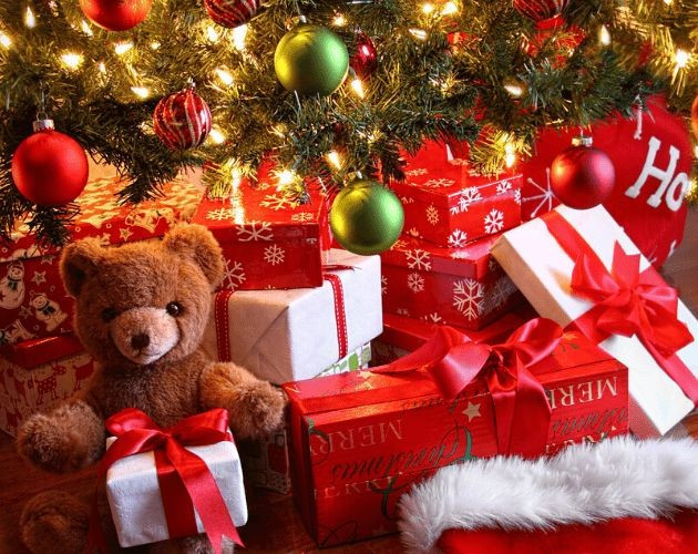 Sự lan tỏa của thương mại và quà tặng hiện đại. Cuộc Cách mạng Công nghiệp và sự phát triển của thị trường bán lẻ khiến việc tặng quà Noel trở thành một phần nổi bật của mùa mua sắm cuối năm. Ảnh: Pinterest.