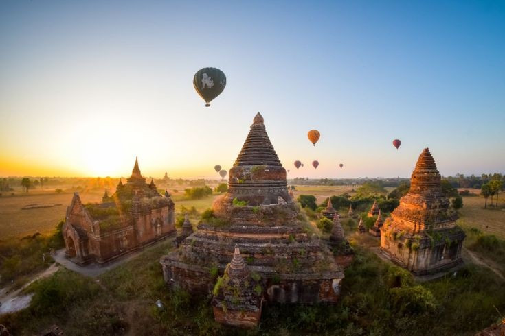 Là điểm ngắm bình minh và khinh khí cầu nổi tiếng. Ngày nay, Bagan thu hút du khách bởi cảnh tượng hàng nghìn tháp đền nổi lên trong sương sớm, đặc biệt khi nhìn từ khinh khí cầu bay trên cao. Ảnh: Pinterest.