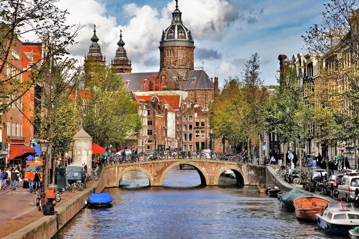 Một thành phố đa văn hóa. Ngày nay, Amsterdam là một trong những thành phố đa dạng văn hóa nhất châu Âu, với cộng đồng dân cư đến từ hàng trăm quốc gia. Sự pha trộn văn hóa này thể hiện rõ trong ẩm thực, nghệ thuật và đời sống thường nhật của thành phố. Ảnh: Pinterest.