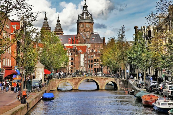 Một thành phố đa văn hóa. Ngày nay, Amsterdam là một trong những thành phố đa dạng văn hóa nhất châu Âu, với cộng đồng dân cư đến từ hàng trăm quốc gia. Sự pha trộn văn hóa này thể hiện rõ trong ẩm thực, nghệ thuật và đời sống thường nhật của thành phố. Ảnh: Pinterest.