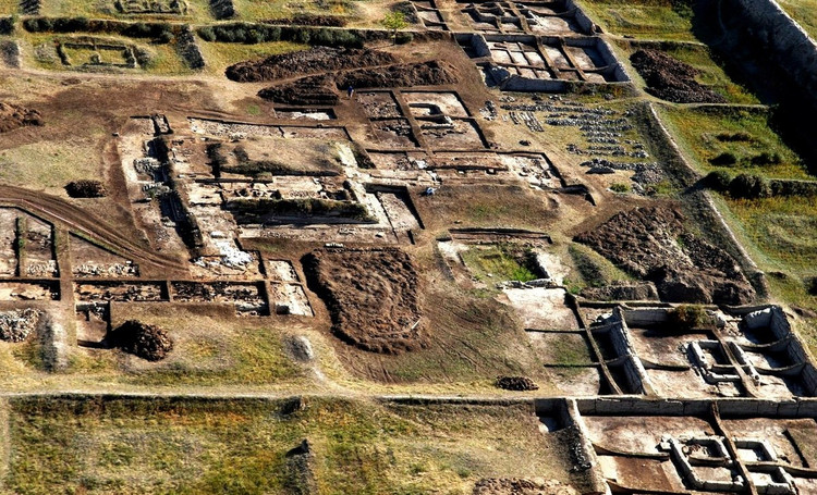 Chức năng vẫn chưa được xác định. Các giả thuyết cho rằng Por-Bazhyn là cung điện, tu viện hoặc pháo đài quân sự. Ảnh: Tourpedia.ru.