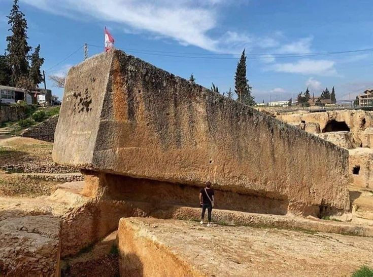 4. Nơi đây chứa những khối đá lớn nhất từng được con người di chuyển. Những khối đá tại nền móng đền Baalbek, như &quot;Viên đá của người phụ nữ mang thai&quot;, nặng đến 1000 tấn – một bí ẩn kỹ thuật chưa có lời giải rõ ràng. Ảnh: Pinterest.