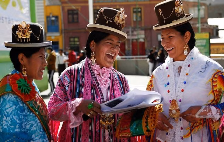 Ngôn ngữ Aymara vẫn được sử dụng rộng rãi. Tiếng Aymara hiện nay vẫn là ngôn ngữ mẹ đẻ của hàng triệu người tại Bolivia và Peru, đóng vai trò quan trọng trong bản sắc văn hóa cộng đồng. Ảnh: Pinterest.