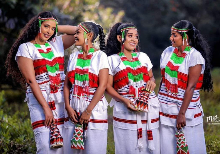 Văn hóa gắn liền với chăn nuôi và nông nghiệp. SInh kế truyền thống Oromo gắn chặt với đời sống mục súc, trồng trọt với mối quan hệ hài hòa giữa con người, gia súc và thiên nhiên. Ảnh: Pinterest.