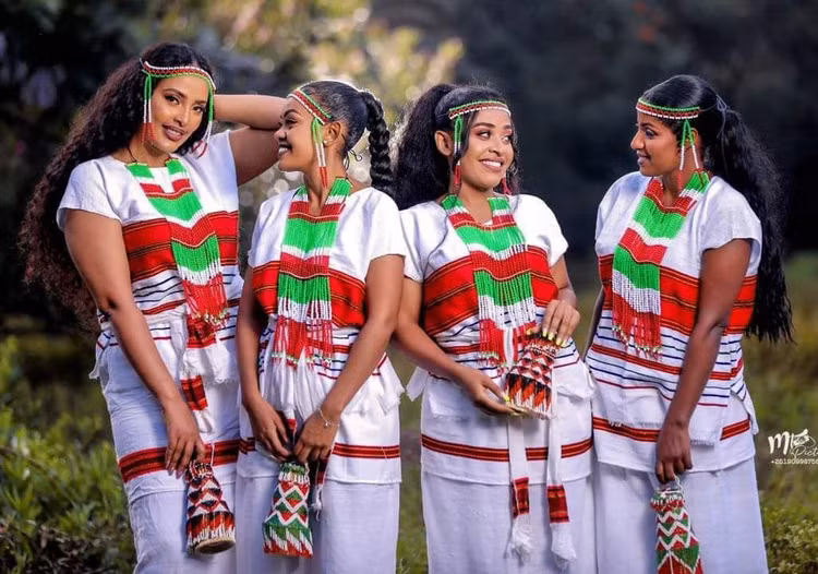 Văn hóa gắn liền với chăn nuôi và nông nghiệp. SInh kế truyền thống Oromo gắn chặt với đời sống mục súc, trồng trọt với mối quan hệ hài hòa giữa con người, gia súc và thiên nhiên. Ảnh: Pinterest.