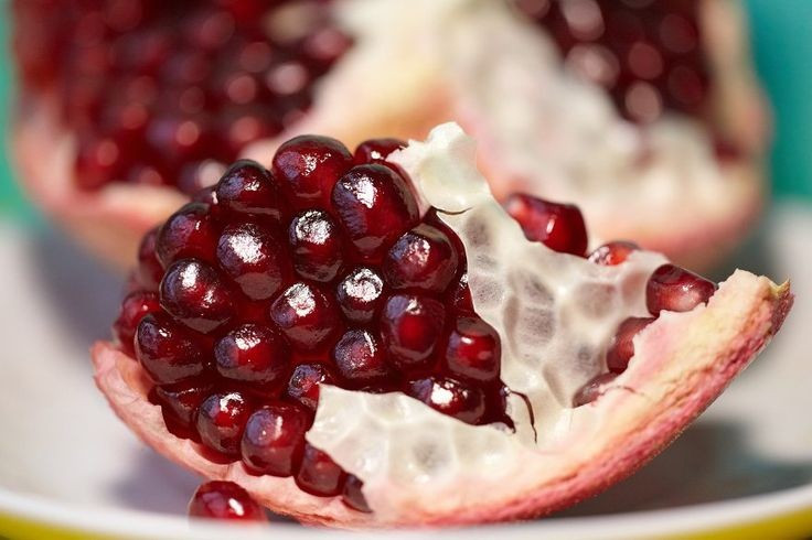 Giàu chất chống oxy hóa. Nước ép lựu chứa nhiều hợp chất có lợi cho sức khỏe, giúp bảo vệ tế bào khỏi tổn thương. Ảnh: Pinterest.