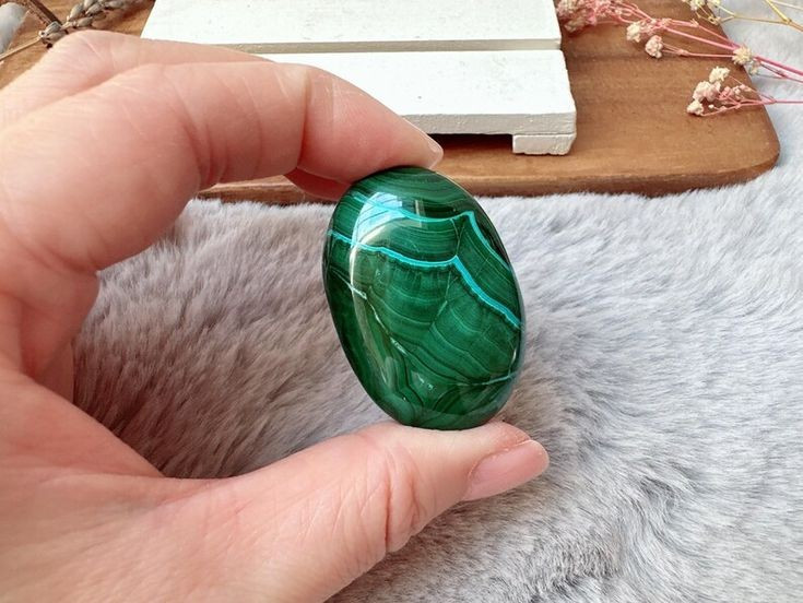 Ý nghĩa phong thủy đặc biệt. Trong nhiều nền văn hóa, malachite được coi là viên đá bảo hộ, mang lại may mắn và xua đuổi năng lượng xấu. Ảnh: Pinterest.
