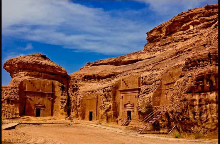 Nổi tiếng với kiến trúc khắc đá. Người Thamud được mô tả là có kỹ năng chạm khắc đá tinh xảo, xây dựng nhà cửa ngay trong núi, cho thấy trình độ kỹ thuật đáng kinh ngạc thời cổ đại. Ảnh: Pinterest.