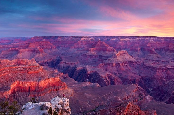 Grand Canyon là biểu tượng quốc gia của nước Mỹ. Hình ảnh hẻm núi khổng lồ này xuất hiện trong vô số phim ảnh, tem thư và biểu trưng du lịch Hoa Kỳ. Ảnh: Pinterest.