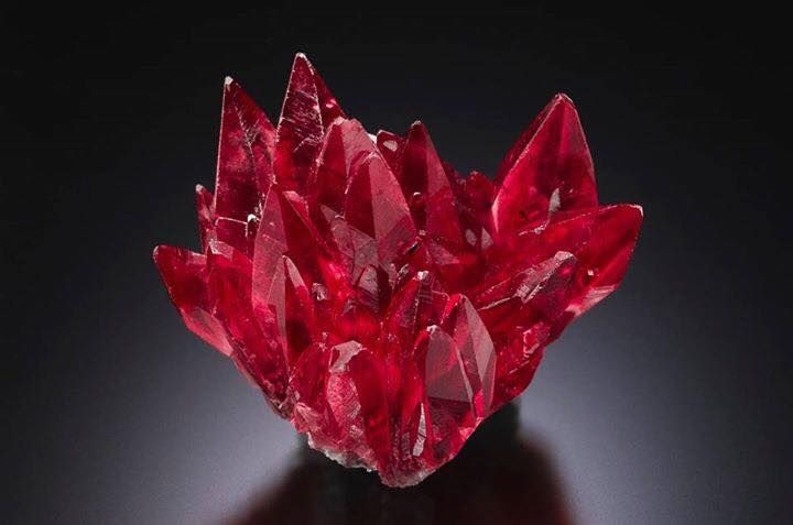 2. Thành phần hóa học có mangan. Khoáng vật này là mangan cacbonat (MnCO₃), đôi khi có lẫn các nguyên tố khác như sắt, canxi hoặc kẽm. Ảnh: Pinterest.