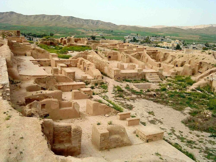Une « cité dorée » légendaire. Les historiens grecs décrivent Ecbatane comme une ville scintillante, avec ses toits et ses colonnes dorés, reflétant la lumière éclatante du soleil. Photo : tehrantimes.com. Là một “thành phố vàng" trong truyền thuyết. Các nhà sử học Hy Lạp mô tả Ecbatana lấp lánh với mái và cột mạ vàng, phản chiếu ánh sáng mặt trời rực rỡ. Ảnh: tehrantimes.com.